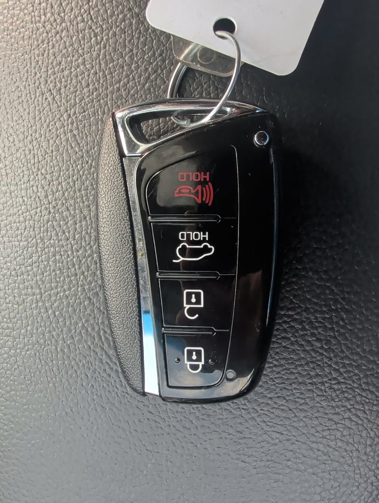 Used 2018 Hyundai Santa Fe AWD image 18