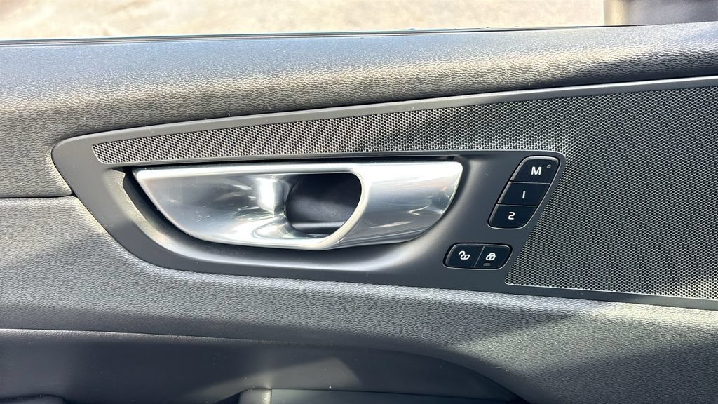Certified 2025 Volvo XC60 B5 Plus AWD/4WD image 11