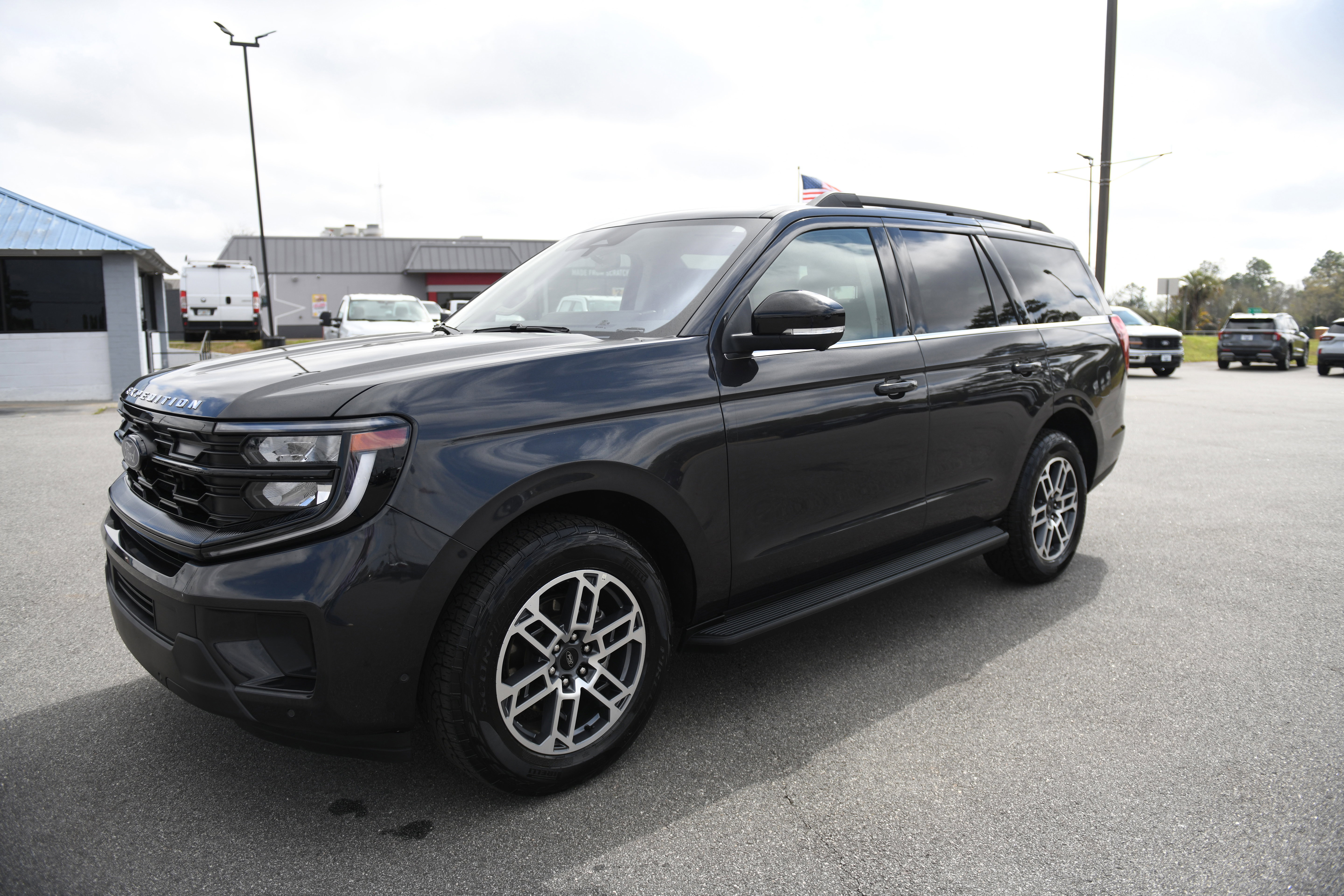 Used 2025 Ford Expedition Active image 9