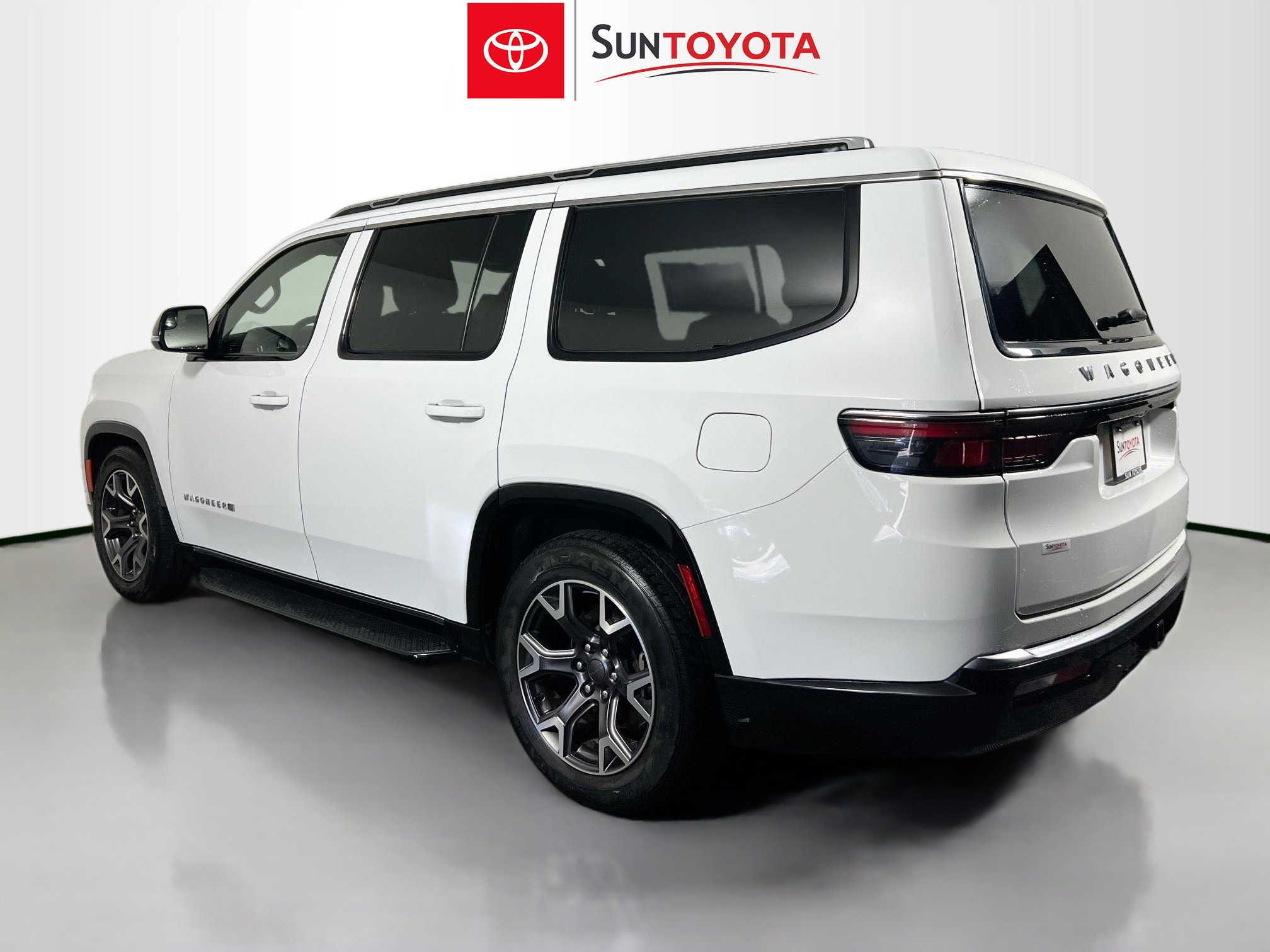 Used 2024 Jeep Wagoneer Series III AWD/4WD image 6