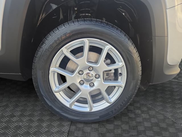 Used 2019 Jeep Renegade Latitude AWD/4WD image 38