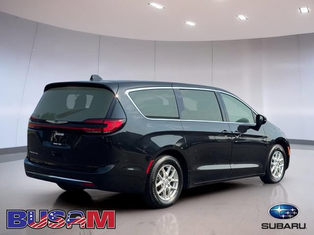 Used 2023 Chrysler Pacifica Touring-L FWD image 4