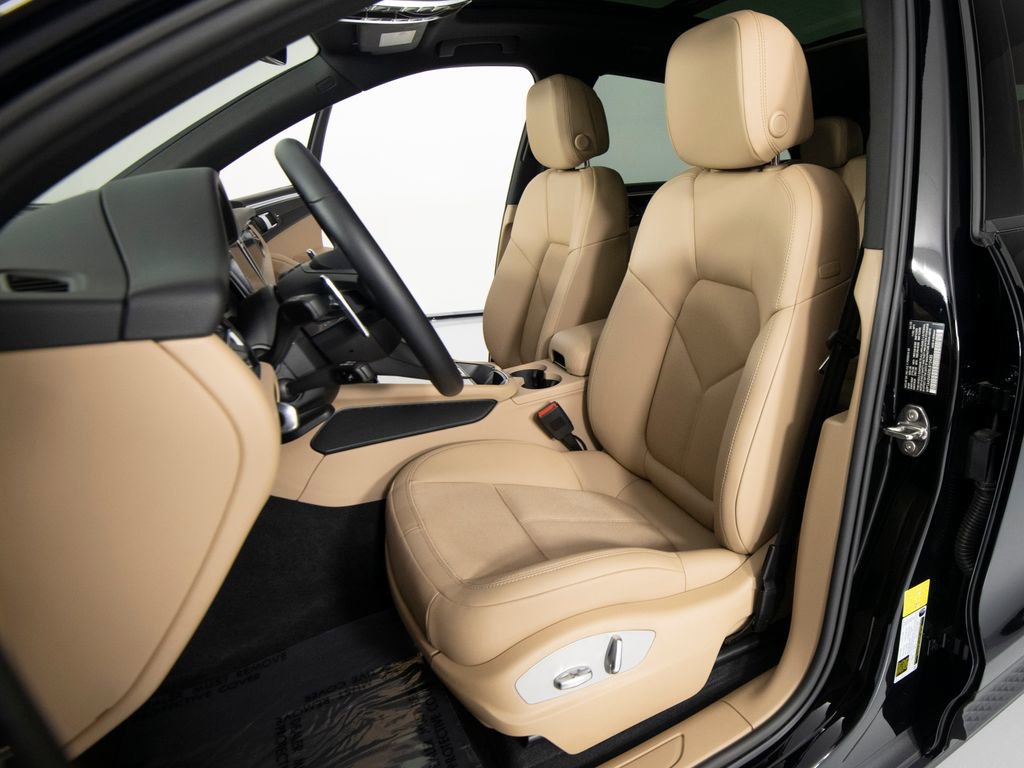 Certified 2025 Porsche Macan image 5