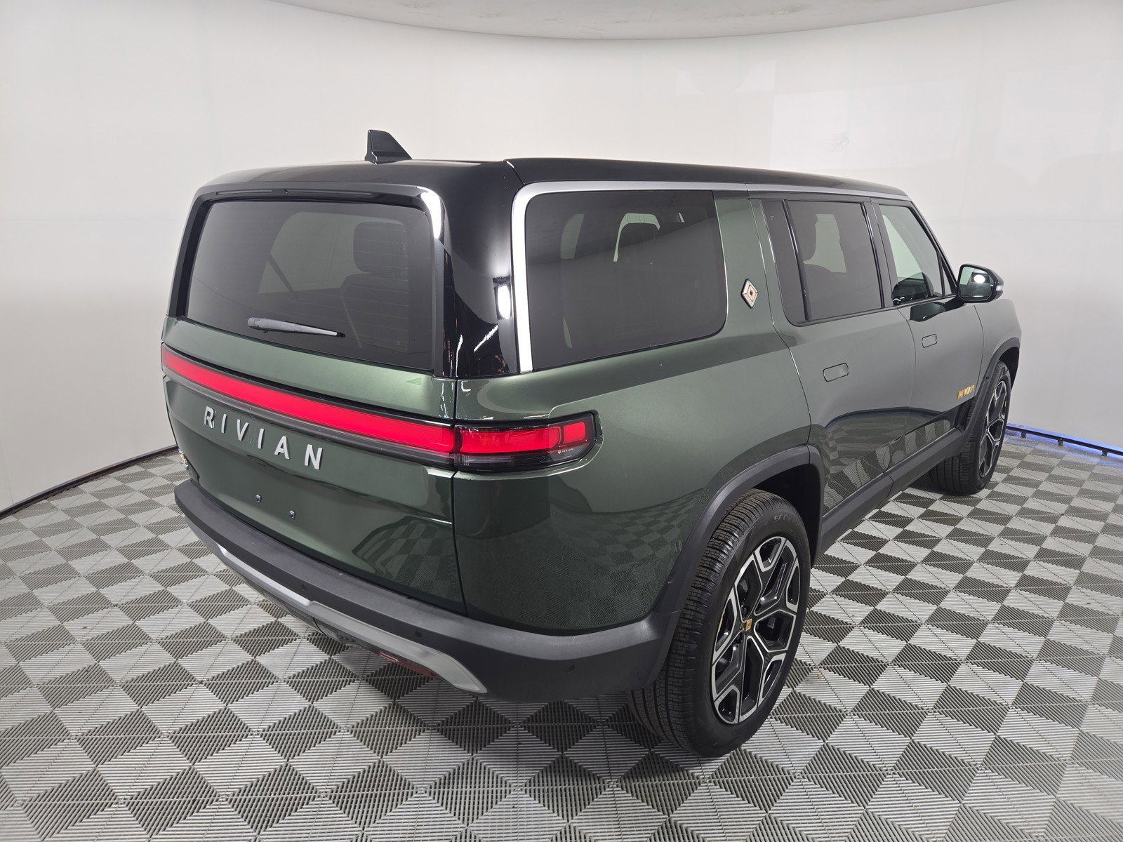 Used 2023 Rivian R1S Adventure AWD/4WD image 5