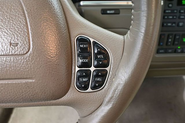 Used 2004 Lincoln Town Car Ultimate RWD image 24