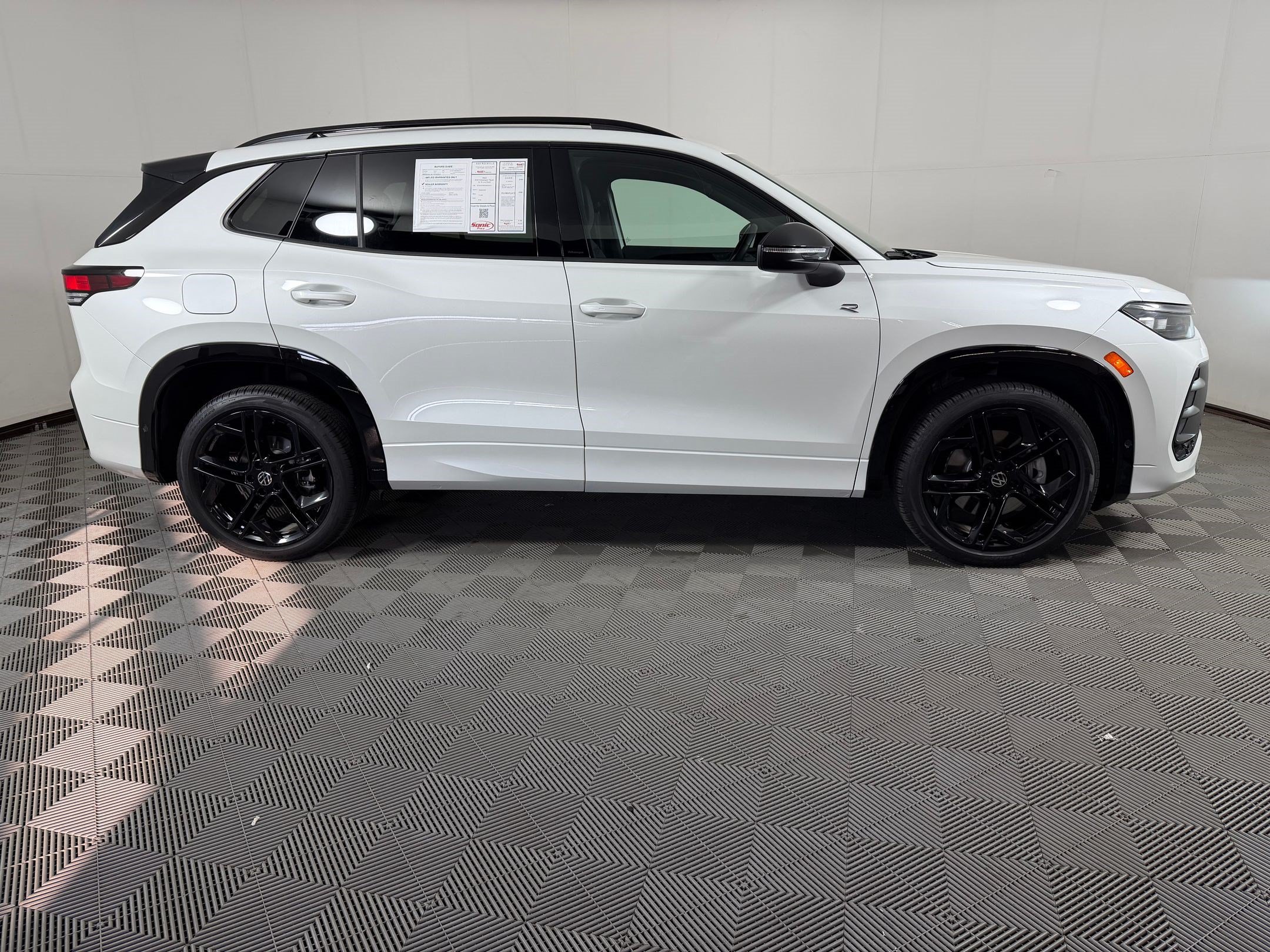 Used 2025 Volkswagen Tiguan SE R-Line AWD/4WD image 8
