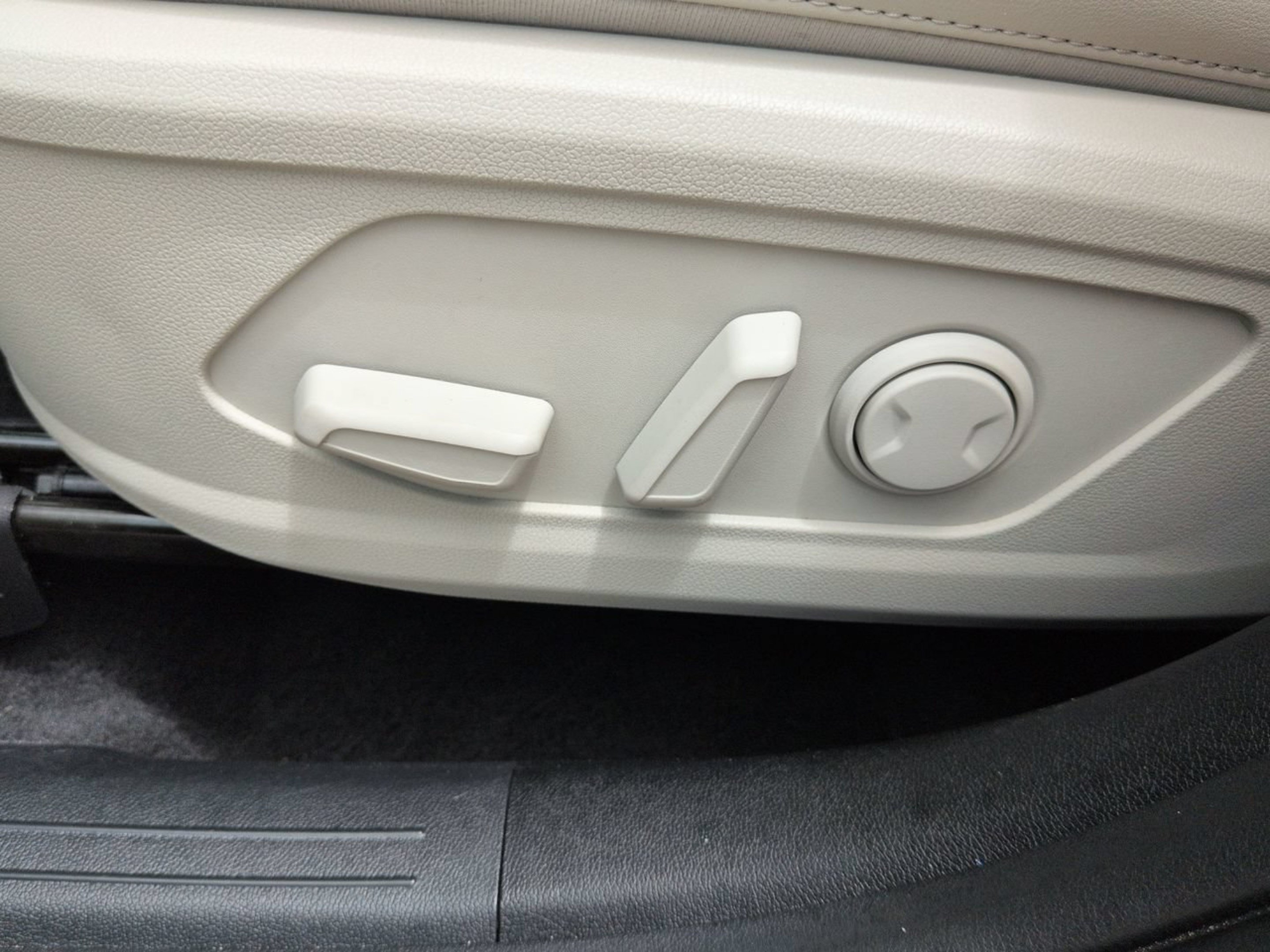 Certified 2025 Kia Sorento S w/ Panoramic Sunroof Package FWD image 24