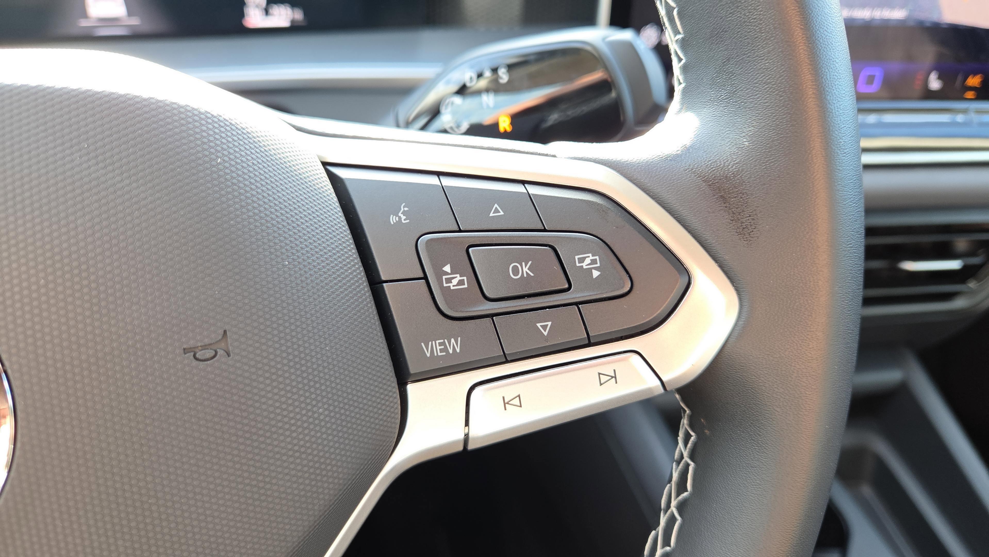 Used 2025 Volkswagen Tiguan SE image 28