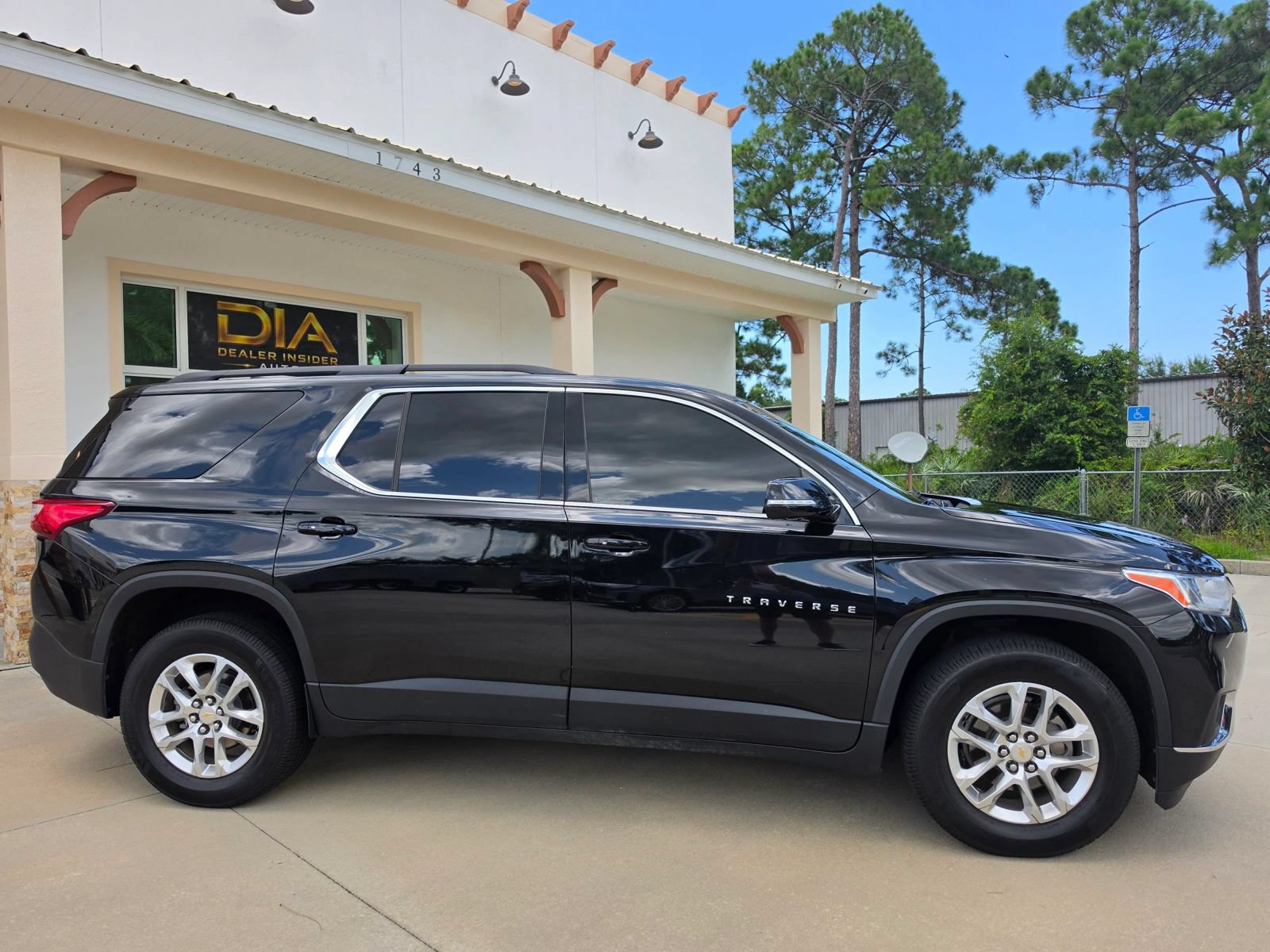 Used 2020 Chevrolet Traverse LT FWD image 3