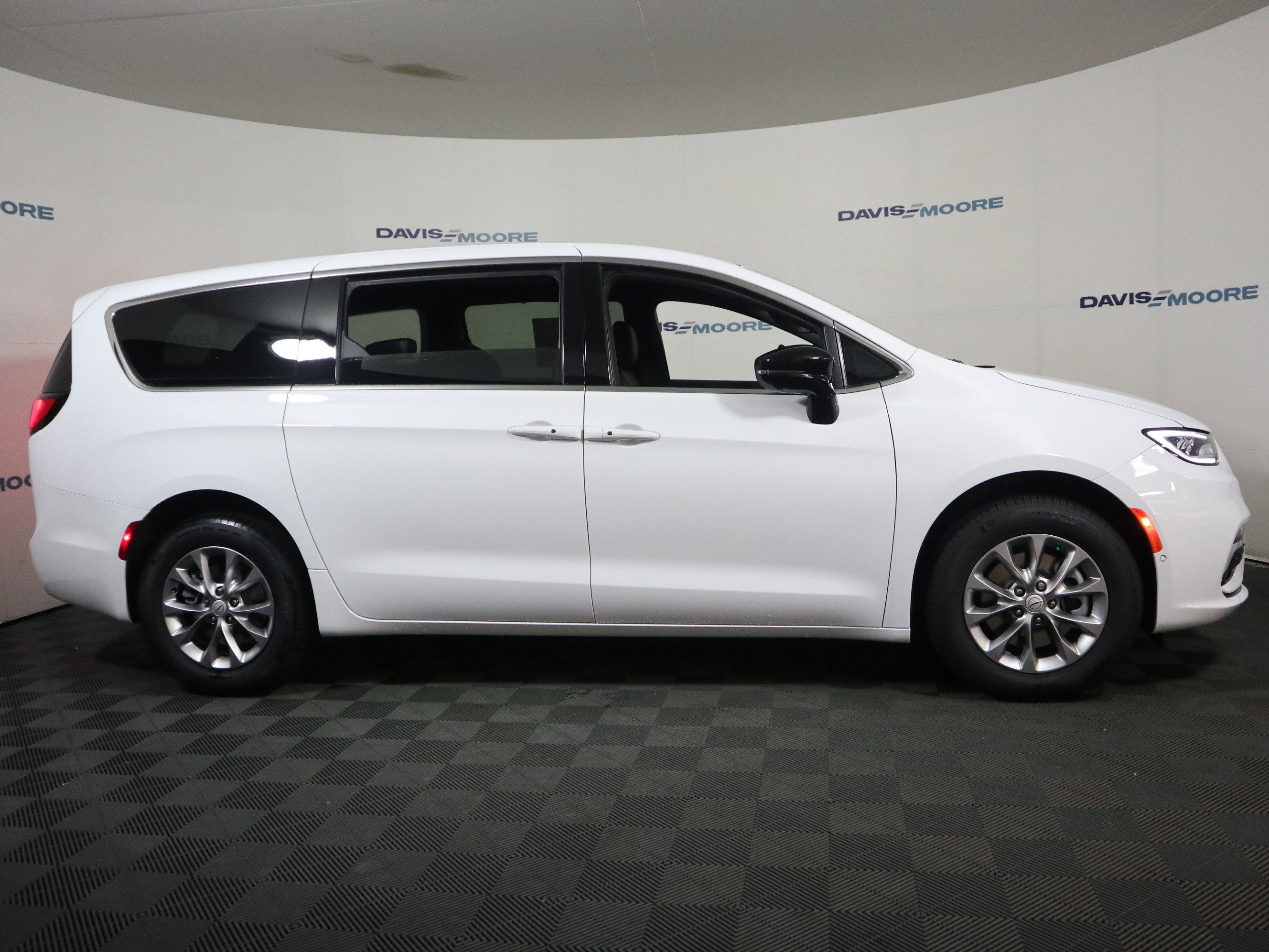 New 2026 Chrysler Pacifica Select image 4