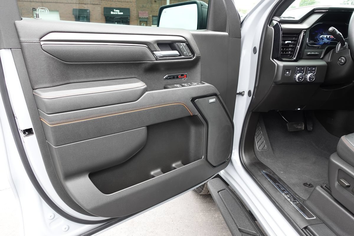 Used 2025 GMC Sierra 1500 AT4 w/ Technology Package AWD/4WD image 18
