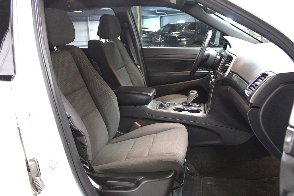 Used 2019 Jeep Grand Cherokee Laredo AWD/4WD image 28