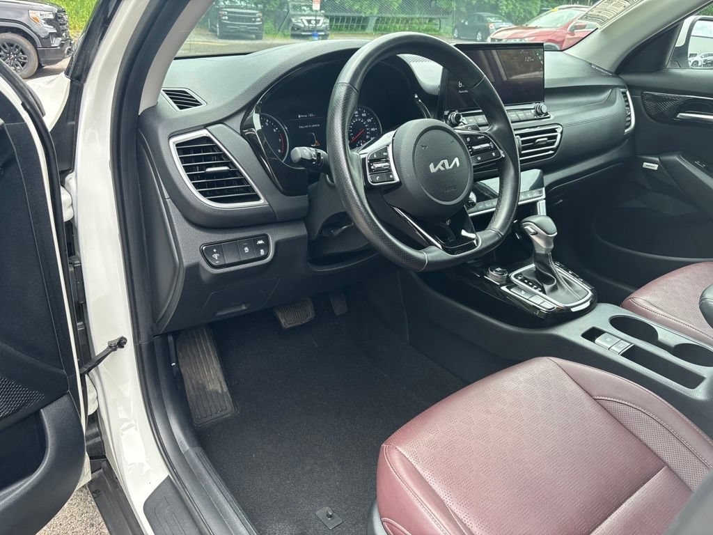 Used 2022 Kia Seltos SX w/ Sunroof Package AWD/4WD image 11