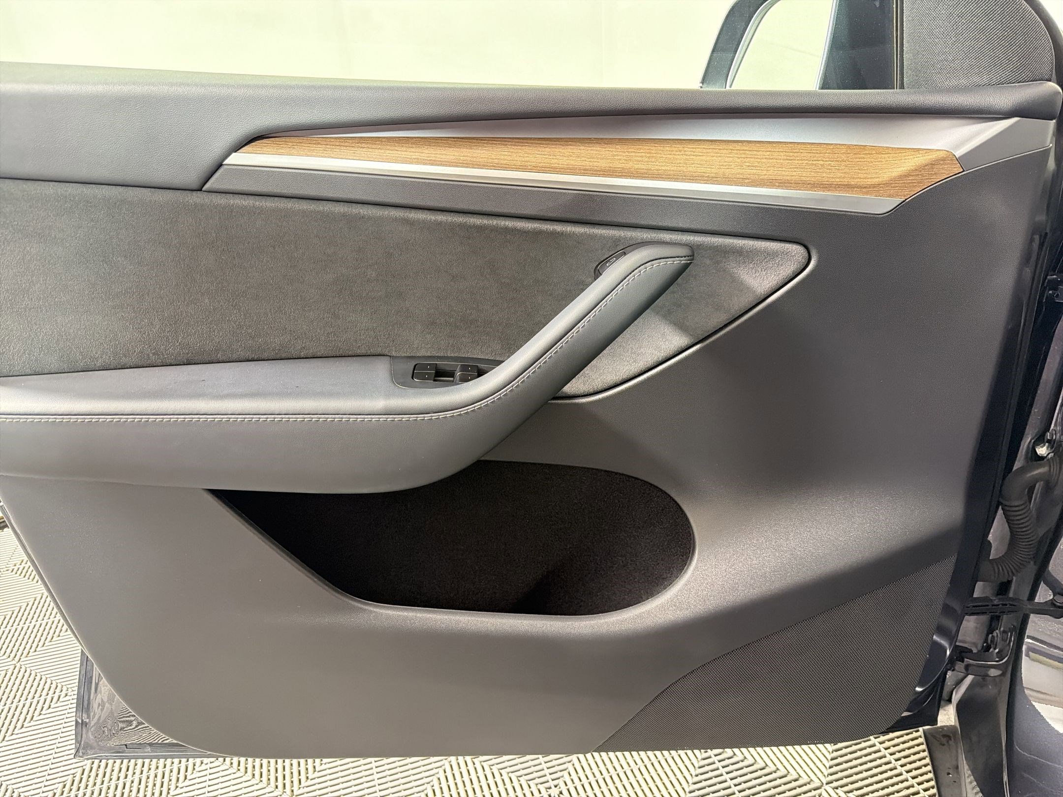 Used 2025 Tesla Model Y Long Range AWD/4WD image 17