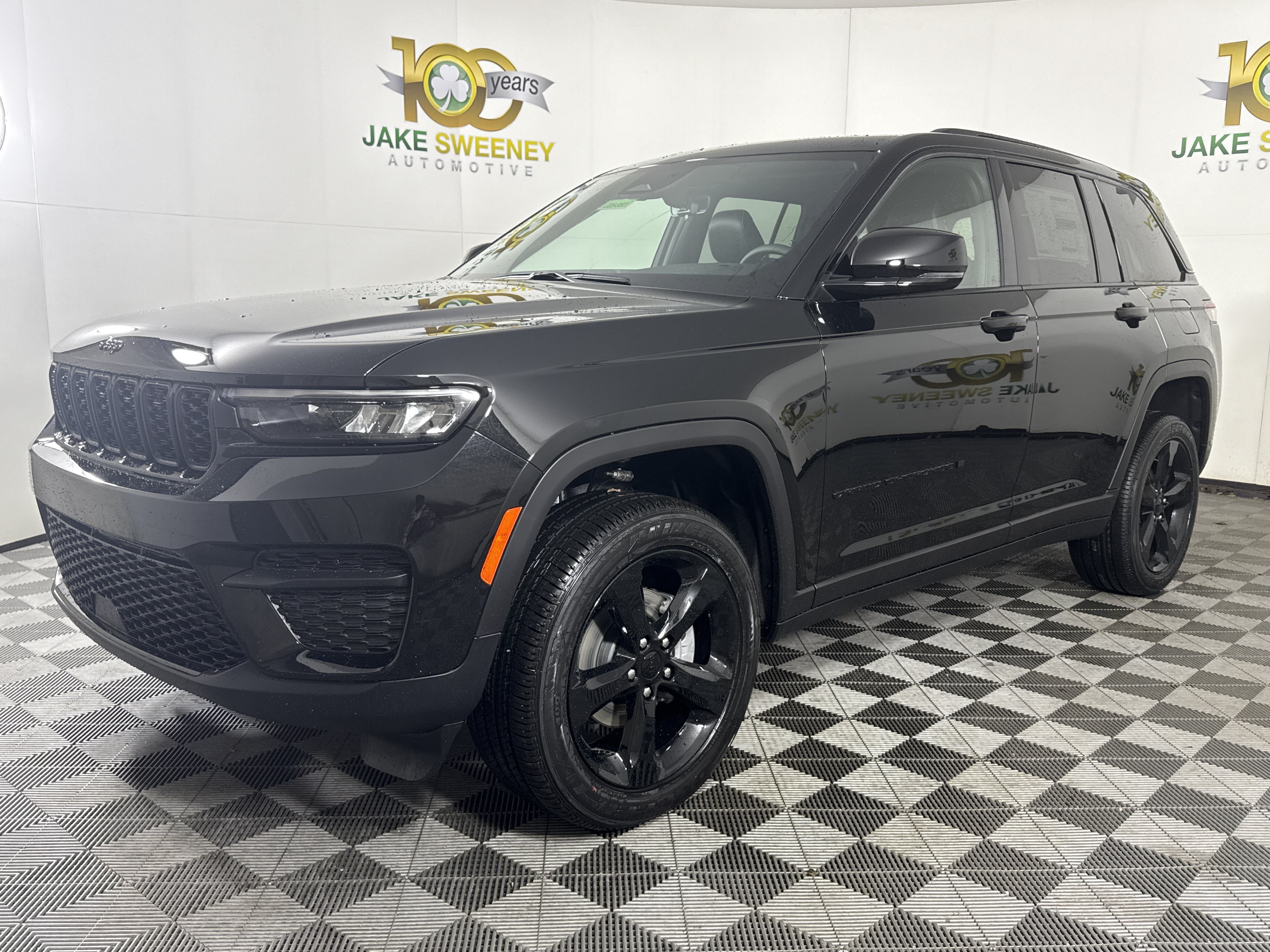 New 2025 Jeep Grand Cherokee Altitude w/ Trailer Tow Package AWD/4WD image 4