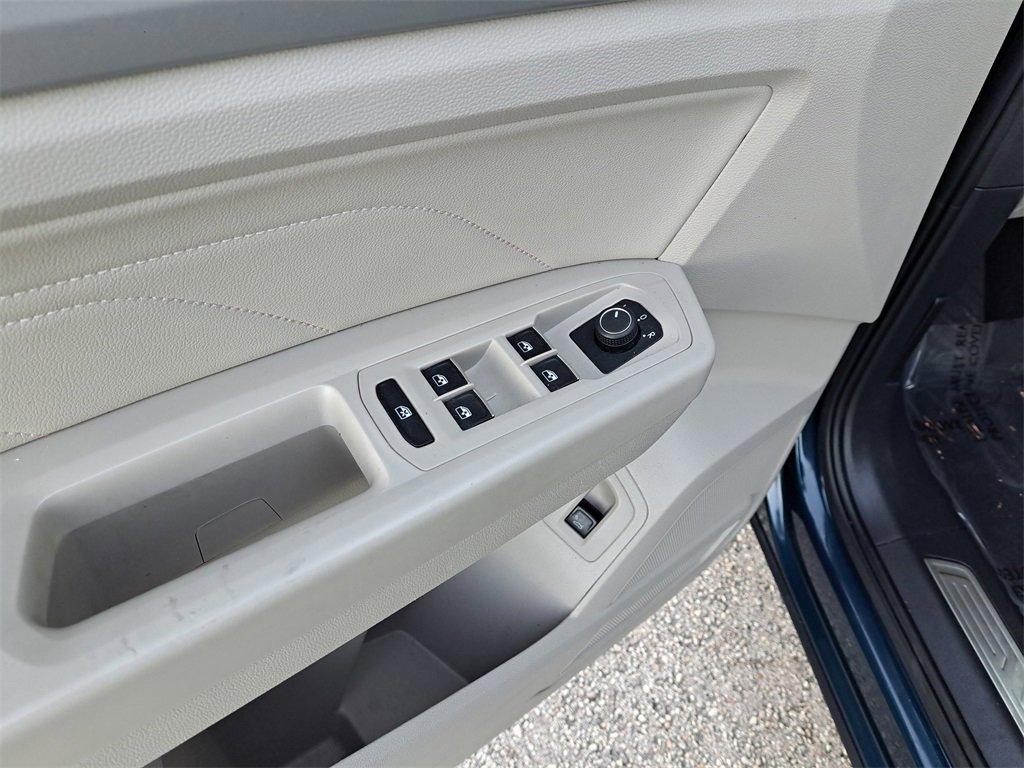 Used 2023 Volkswagen Atlas SE w/ Panoramic Sunroof Package image 17