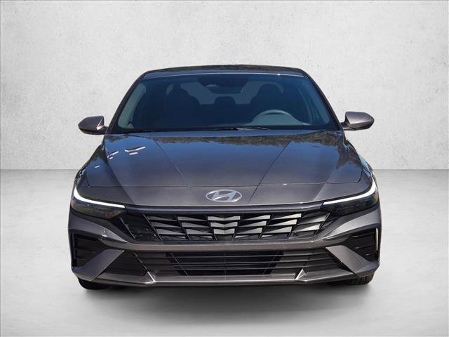 Used 2025 Hyundai Elantra SE image 2