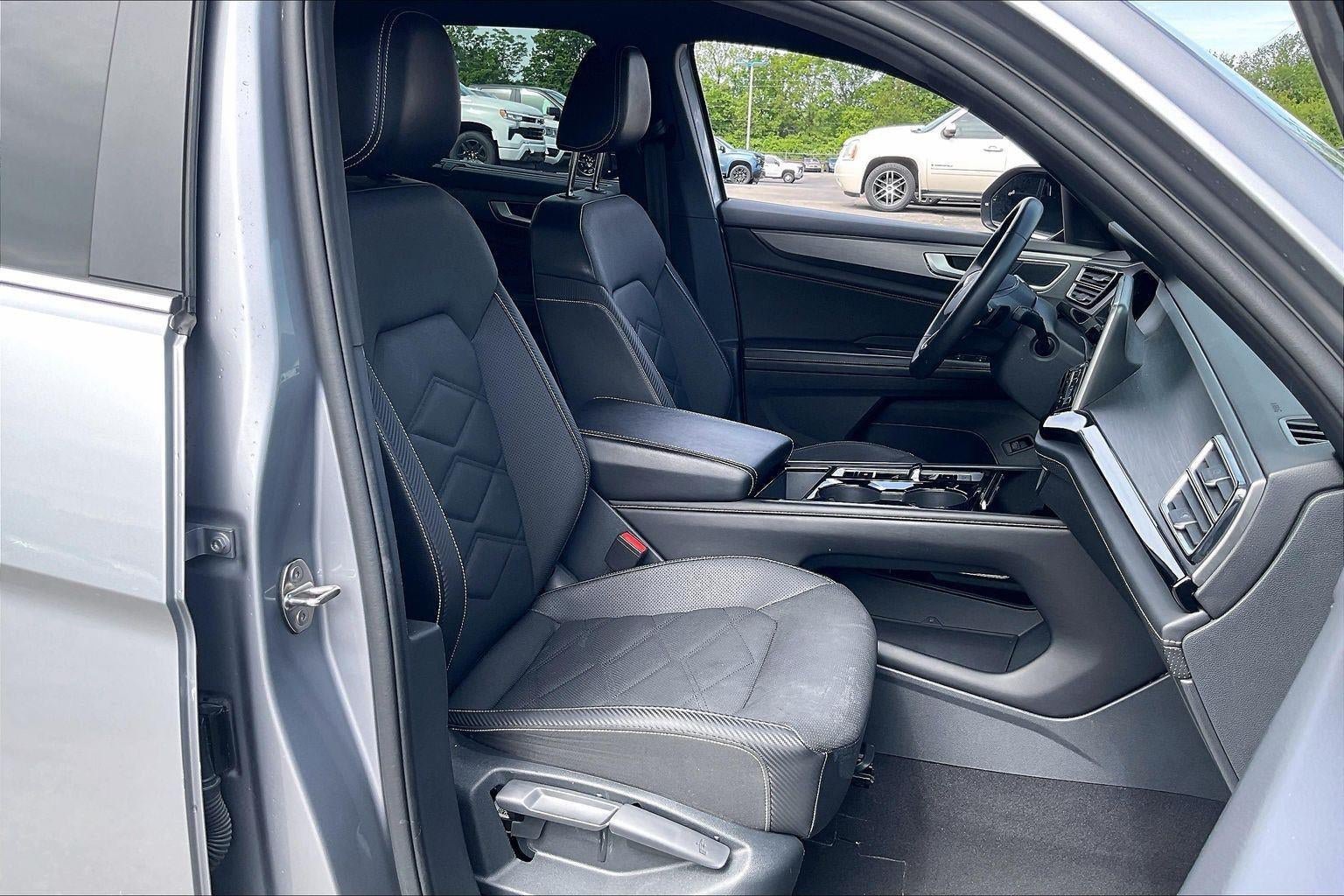 Used 2024 Volkswagen Atlas Cross Sport SE FWD image 8