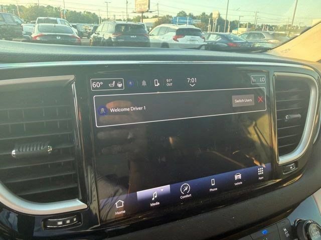 Used 2023 Chrysler Pacifica Touring-L FWD image 8