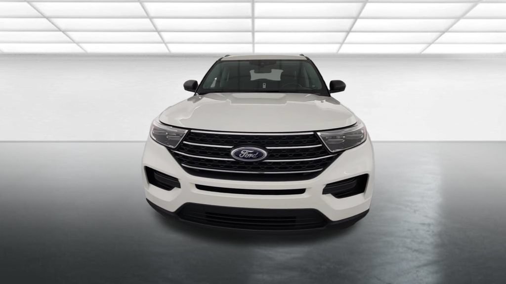 Used 2023 Ford Explorer XLT AWD/4WD image 2
