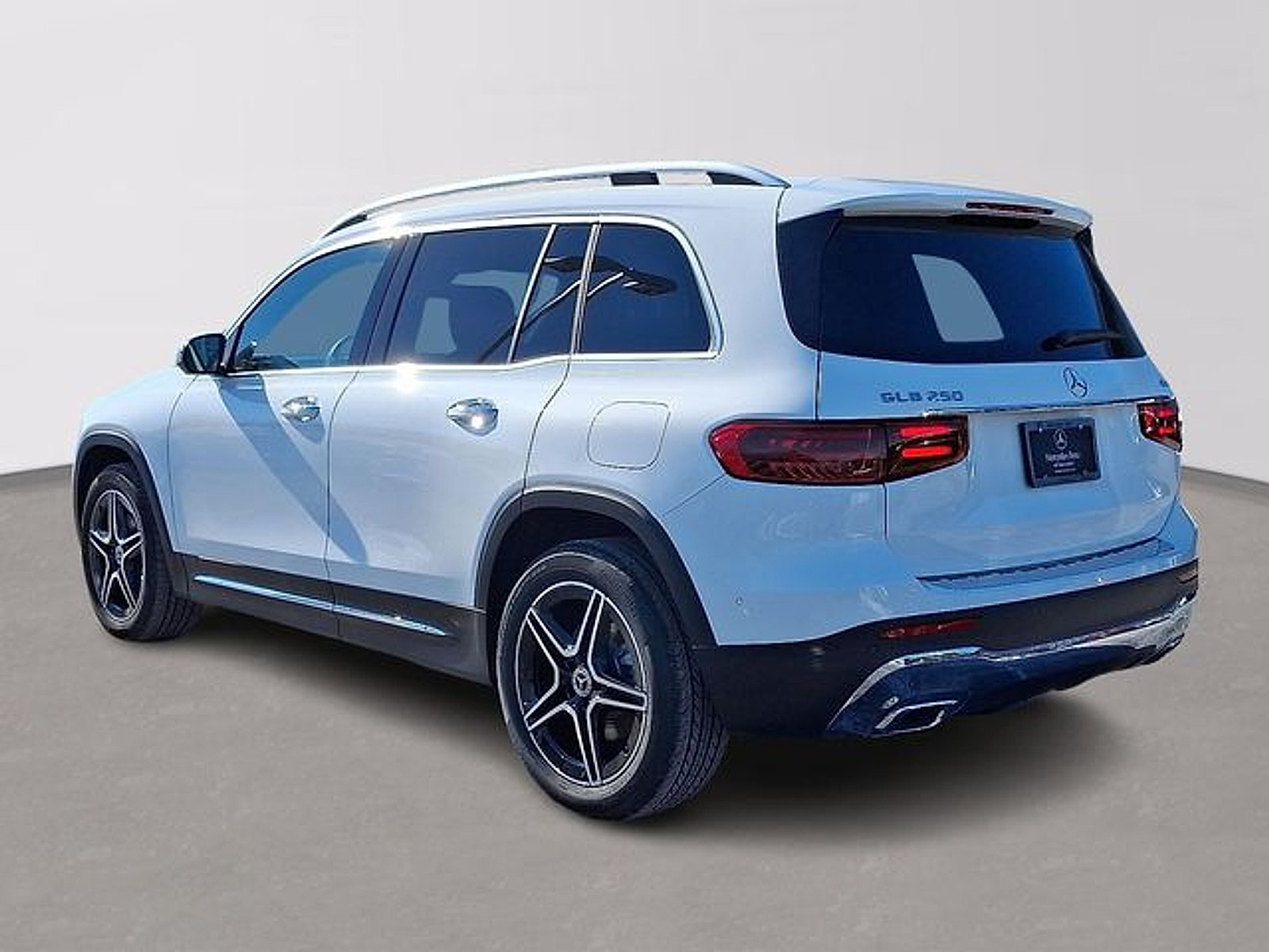 Used 2026 Mercedes-Benz GLB 250 4MATIC image 6