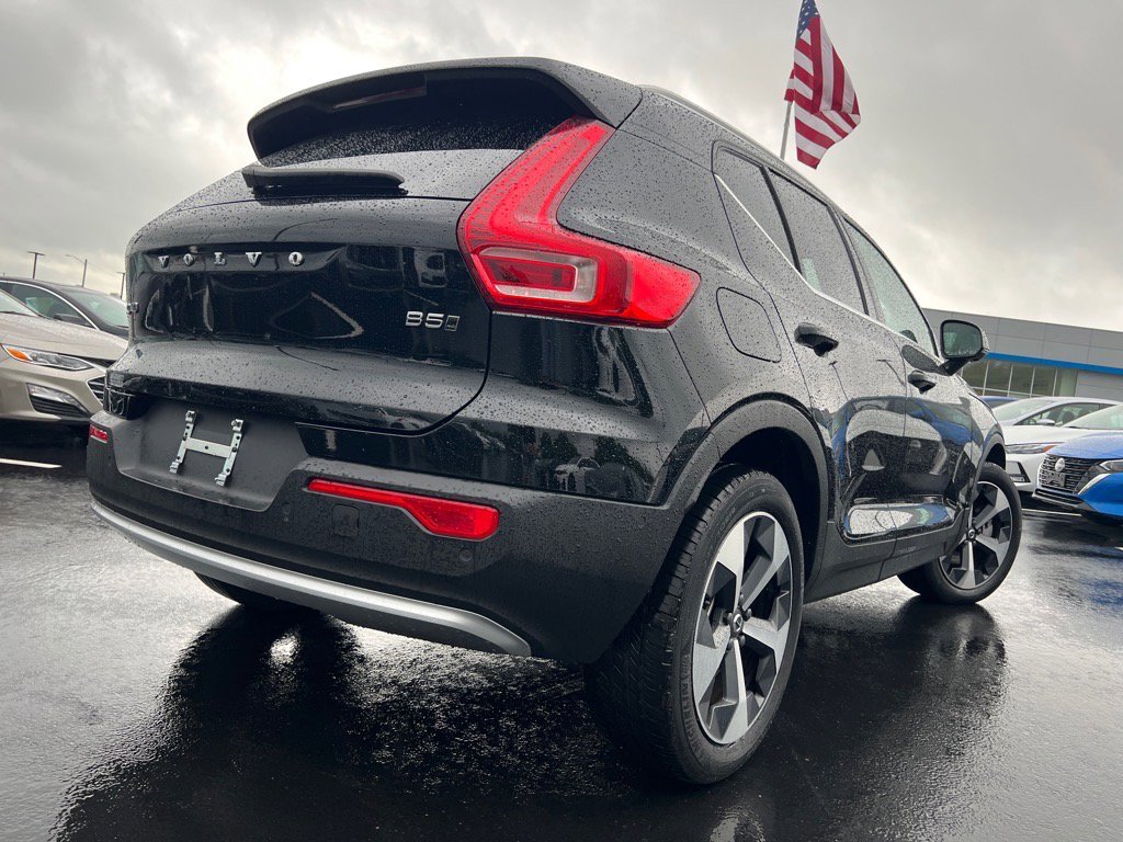 Used 2025 Volvo XC40 B5 Plus image 34