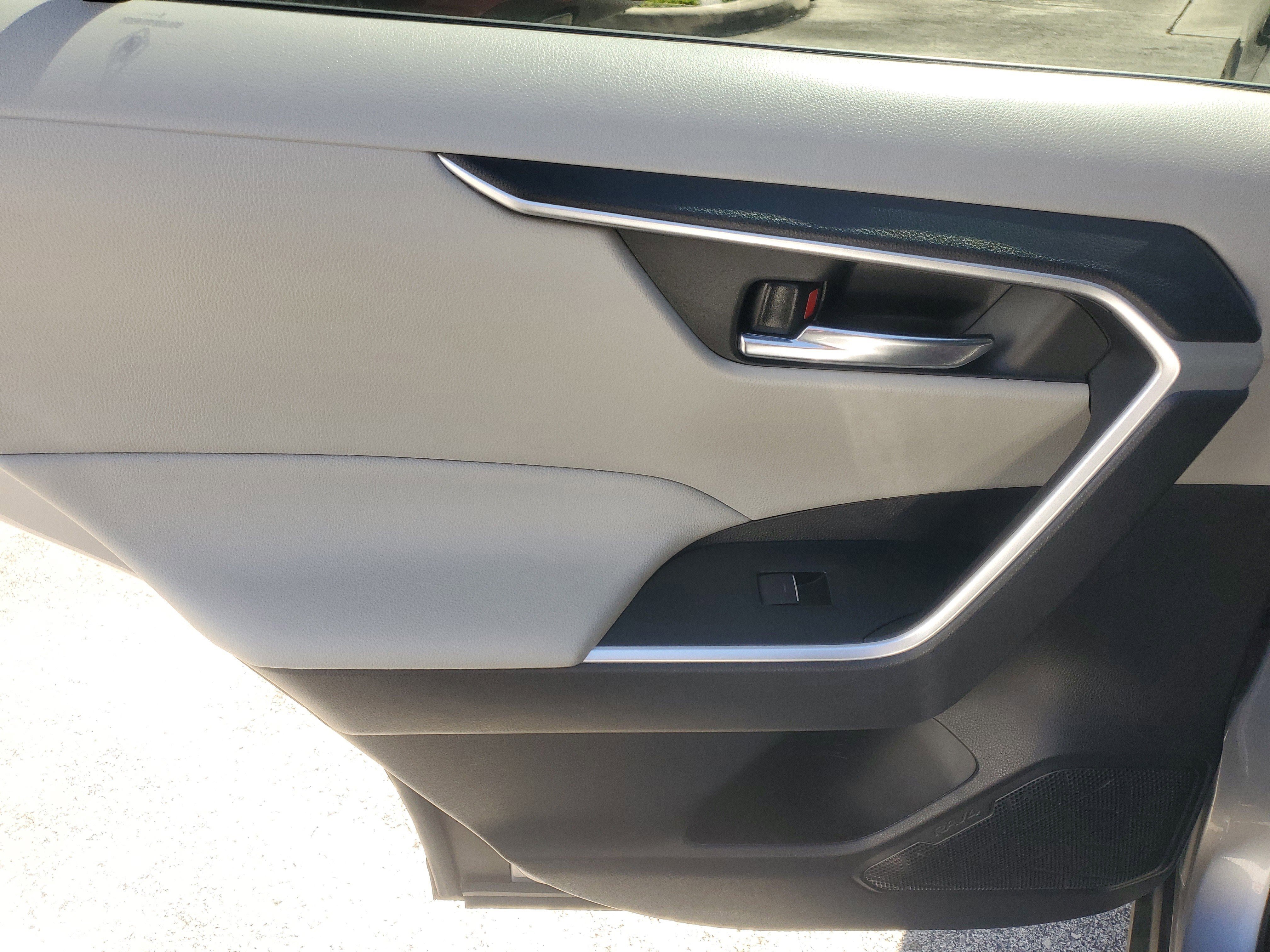 Used 2022 Toyota RAV4 XLE Premium image 15