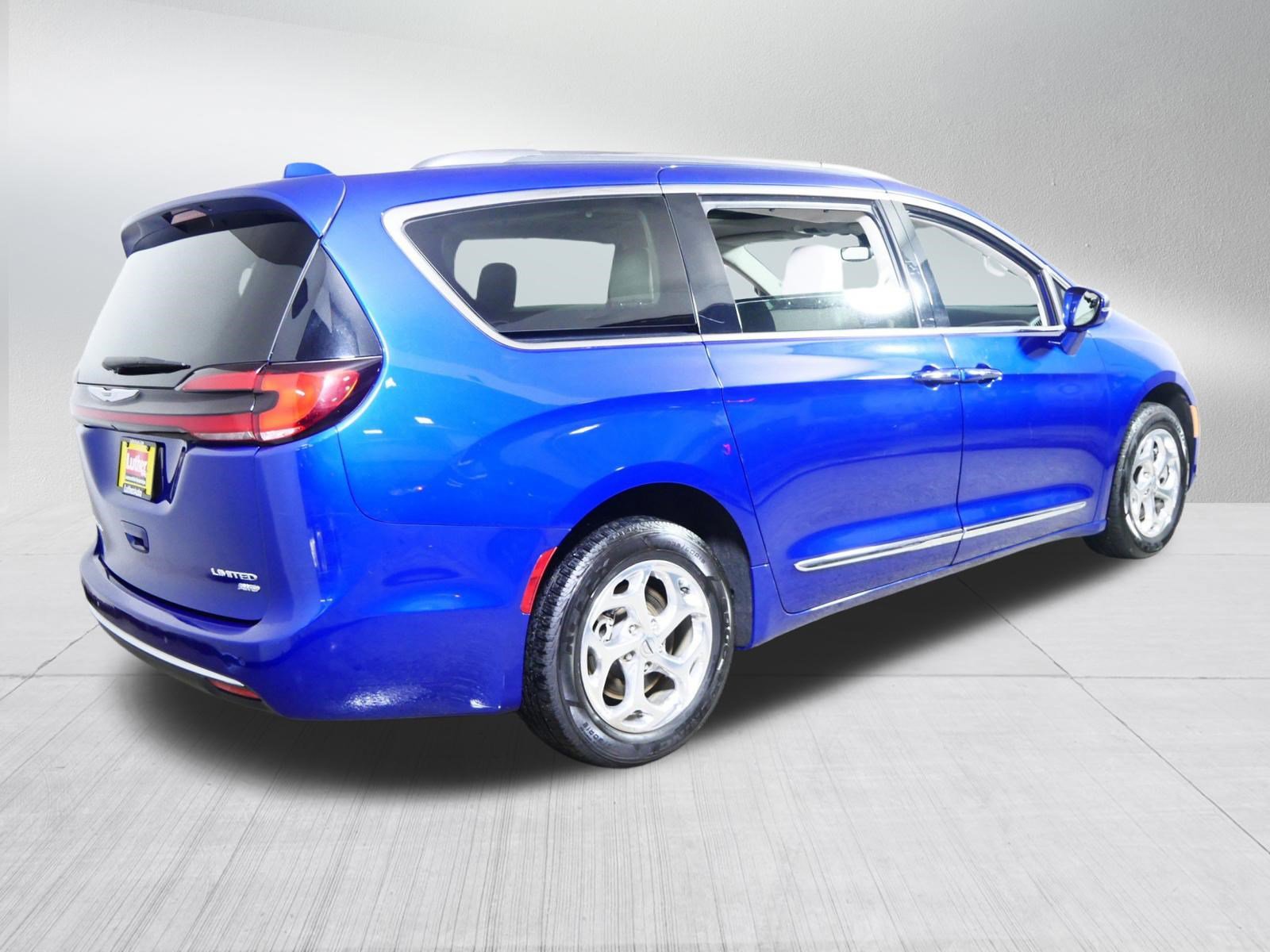 Used 2021 Chrysler Pacifica Limited AWD/4WD image 7