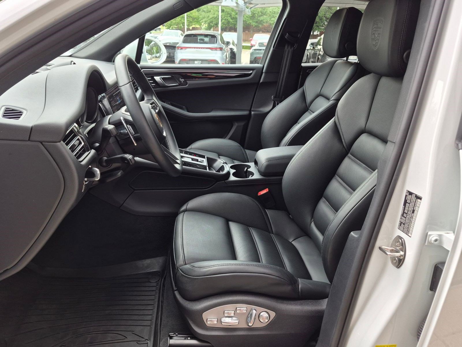 Certified 2026 Porsche Macan AWD/4WD image 5