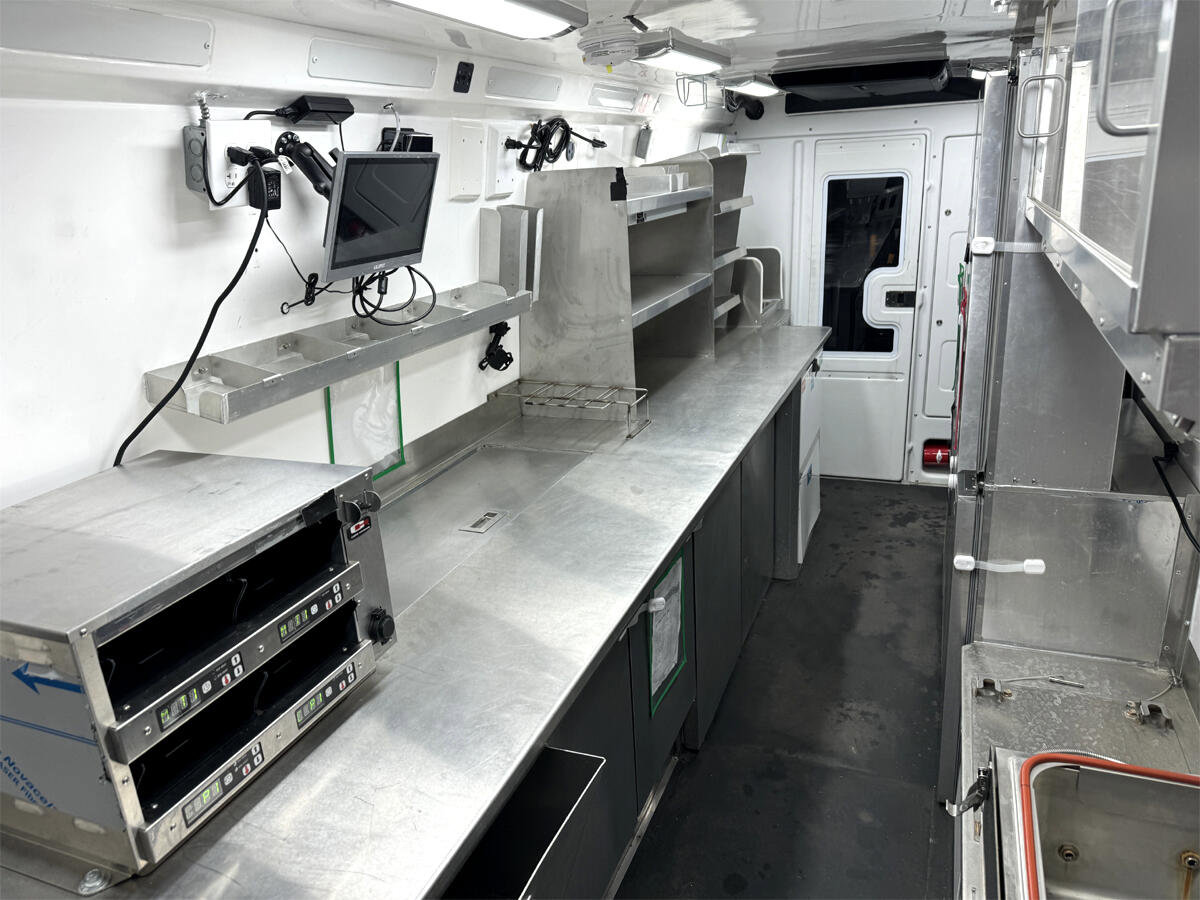 Used 2022 Mercedes-Benz Sprinter 4500 image 4