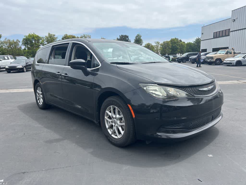 Used 2023 Chrysler Voyager LX FWD image 2