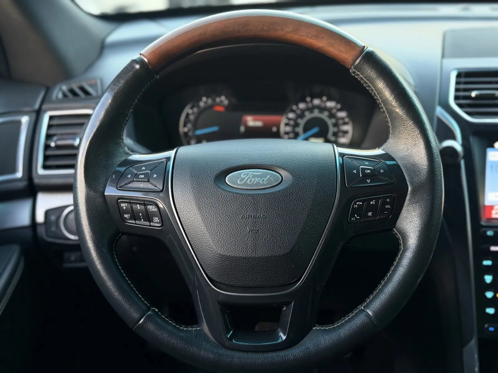 Used 2019 Ford Explorer Platinum image 25