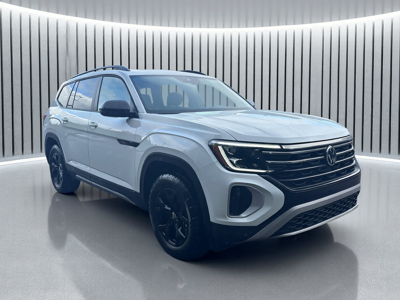 Used 2025 Volkswagen Atlas Peak Edition SE AWD/4WD image 9