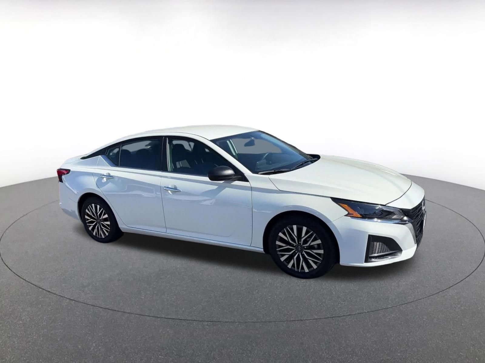 Used 2025 Nissan Altima 2.5 SV FWD image 2