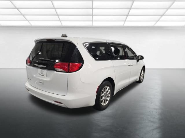 Used 2024 Chrysler Voyager LX FWD image 4