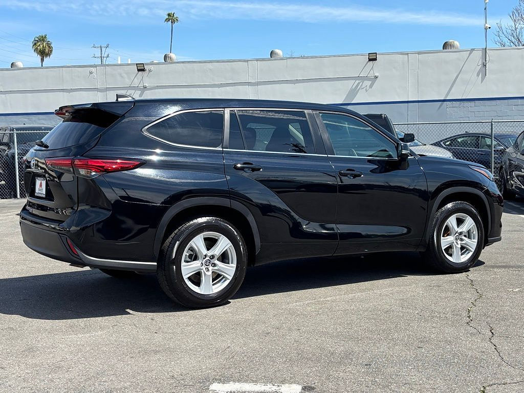Used 2023 Toyota Highlander L FWD image 3