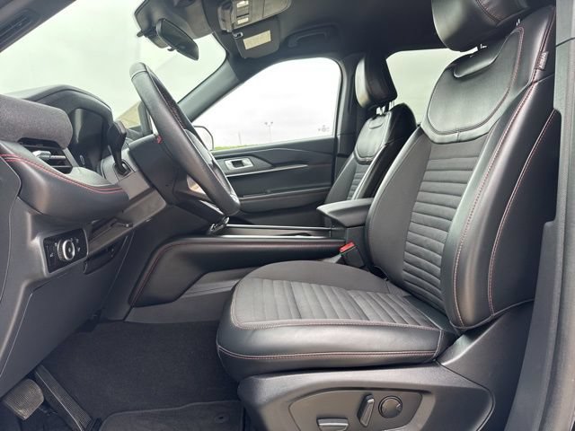 Used 2025 Ford Explorer ST-Line w/ ST-Line Street Pack AWD/4WD image 2