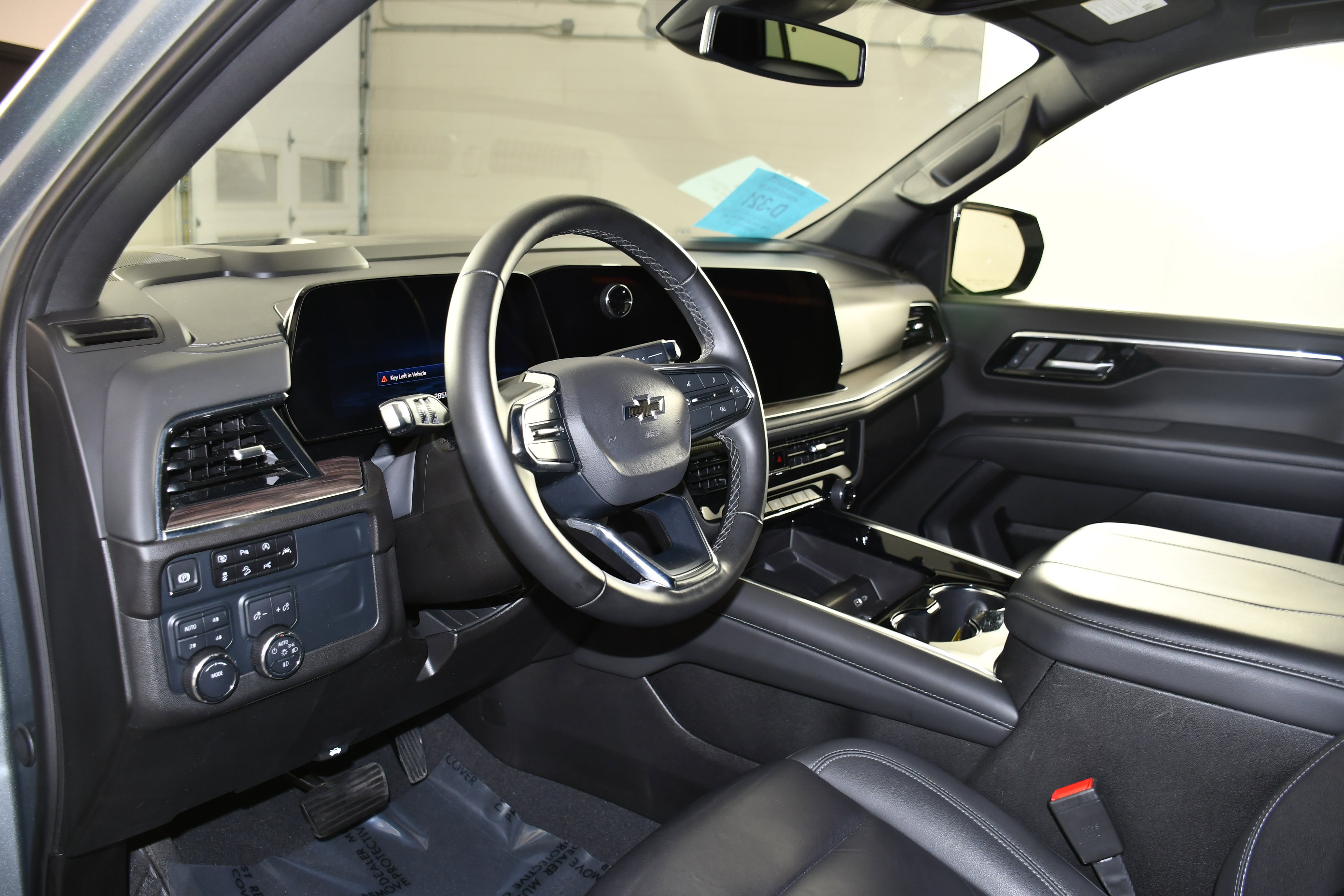 Used 2025 Chevrolet Tahoe Z71 AWD/4WD image 2