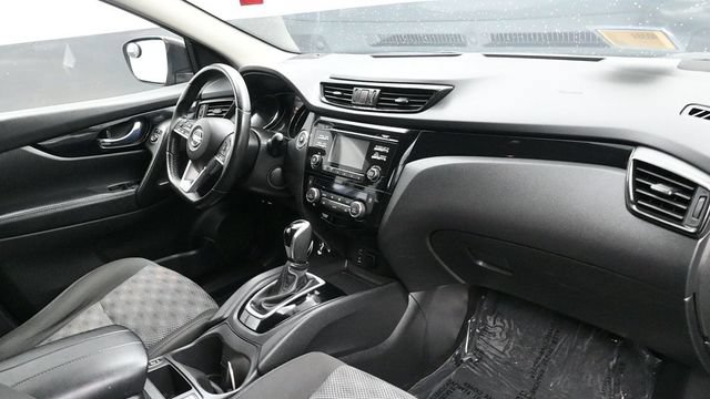 Used 2017 Nissan Rogue Sport SV w/ SV All-Weather Package AWD/4WD image 16
