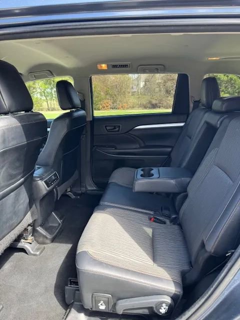 Used 2018 Toyota Highlander Plus AWD/4WD image 16