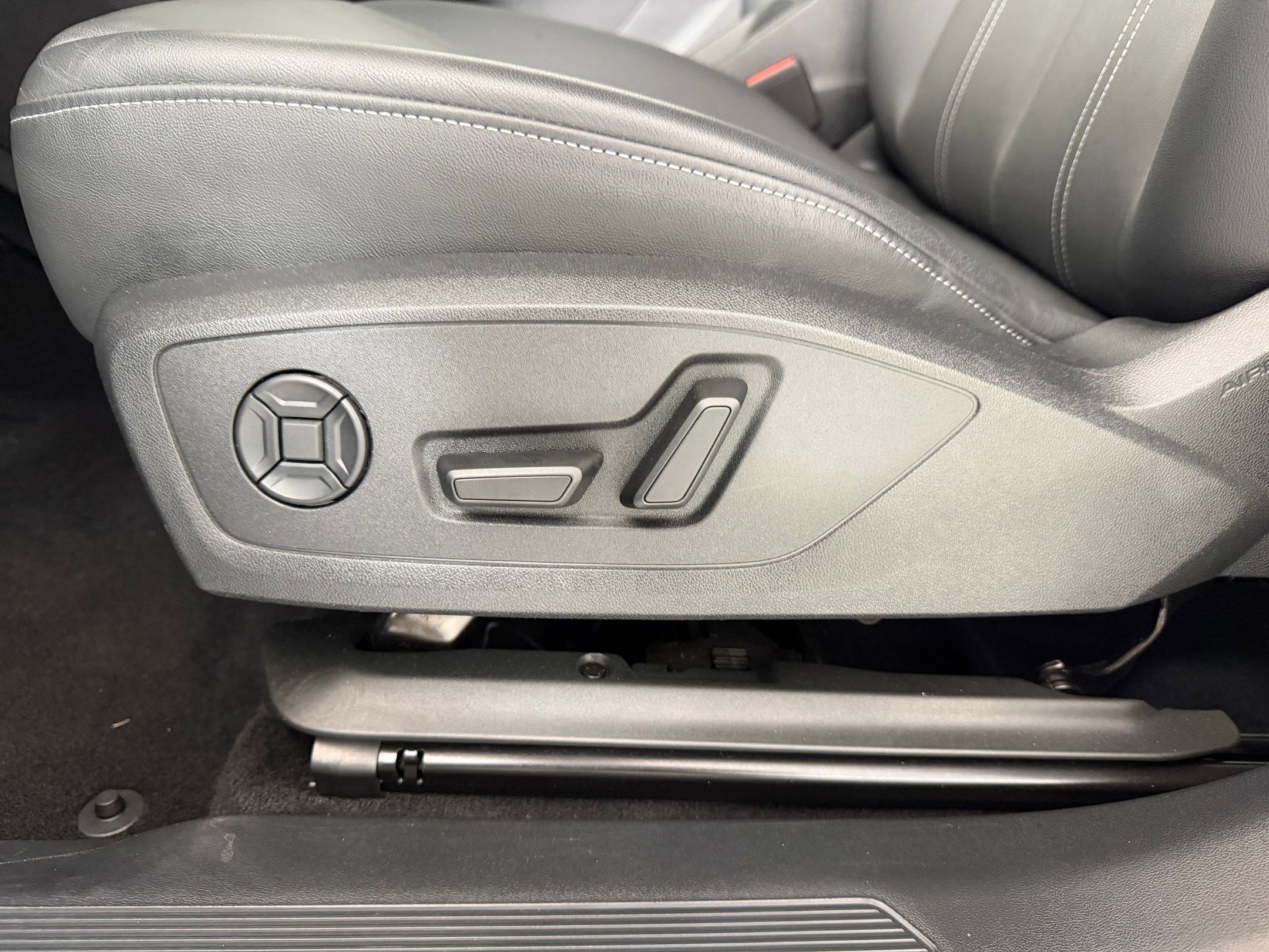 Used 2025 Audi Q4 e-tron Premium Plus image 13