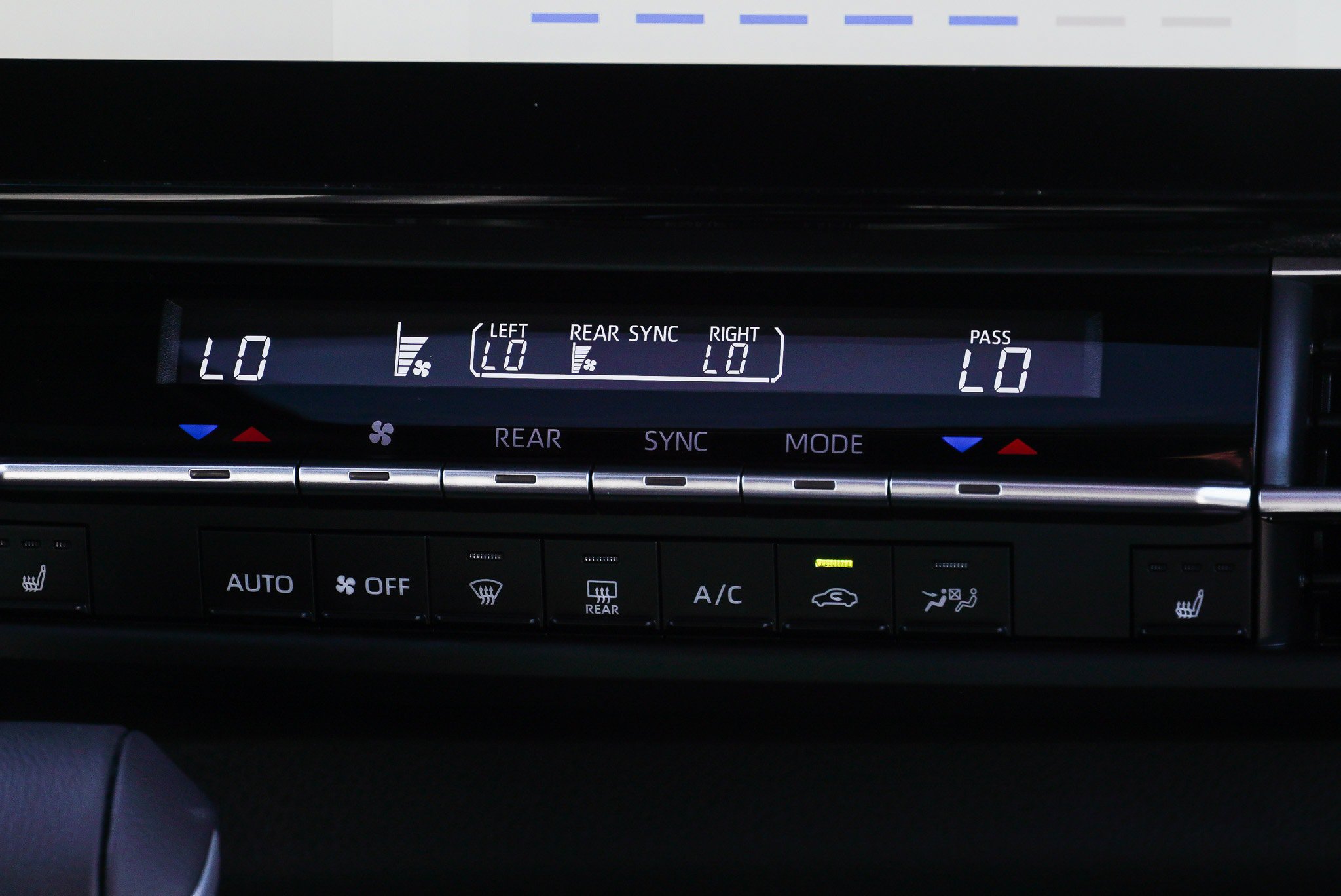 Certified 2025 Toyota Sienna XLE Woodland Edition AWD/4WD image 37