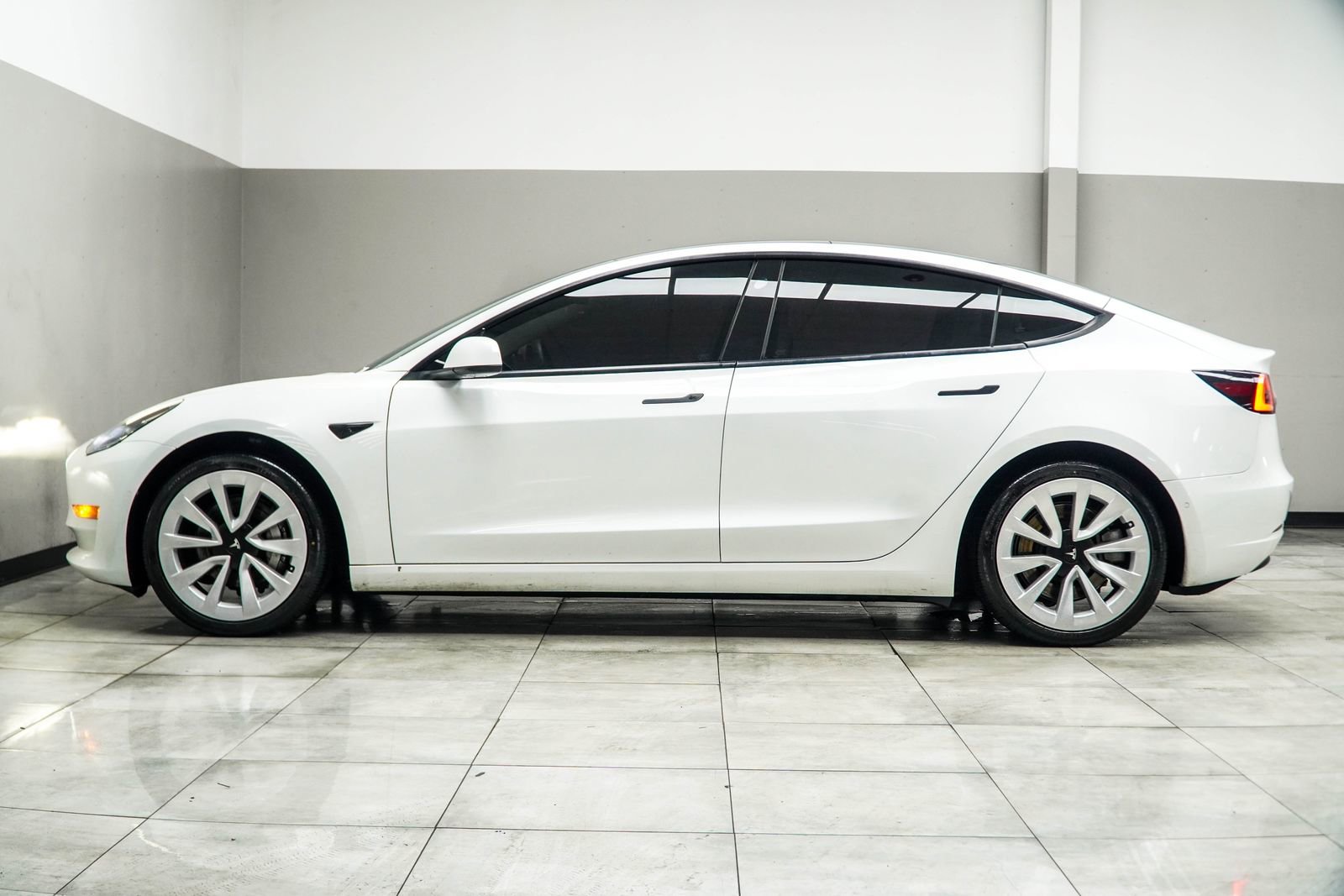 Used 2021 Tesla Model 3 Standard Range Plus image 9