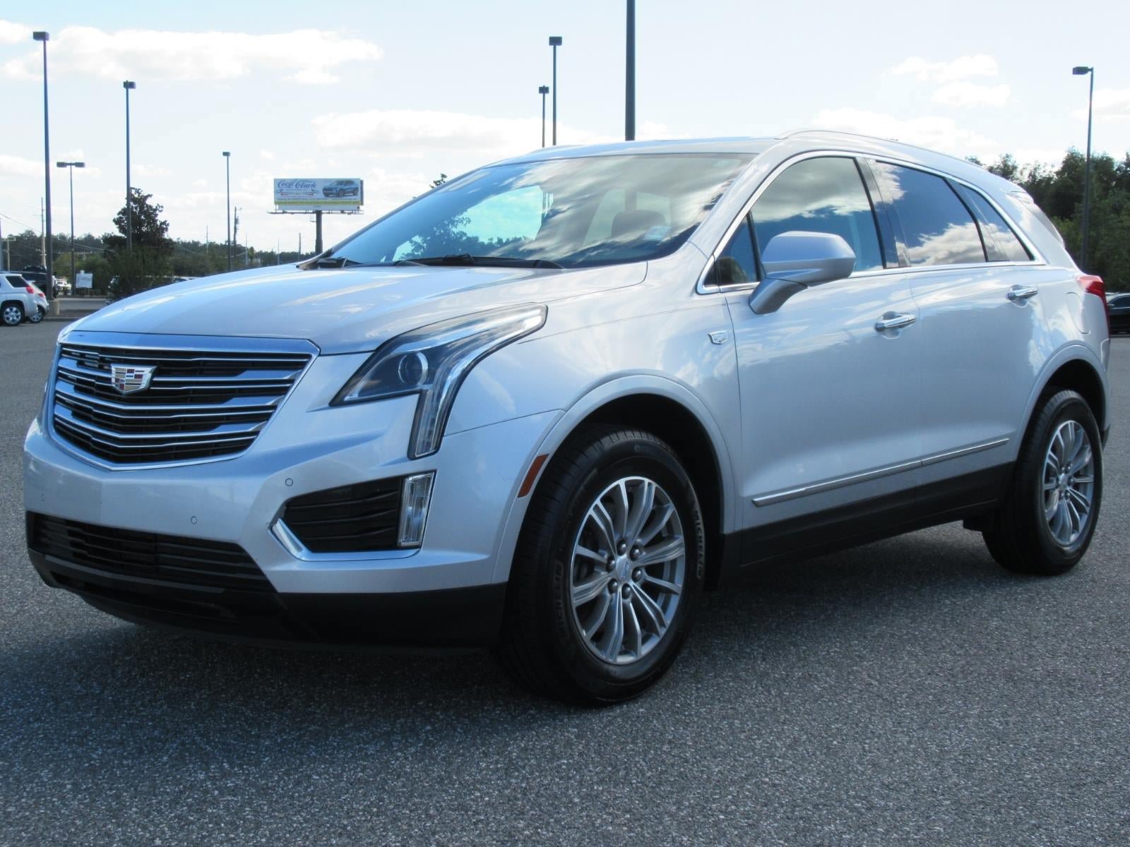 Used 2017 Cadillac XT5 Luxury w/ Driver Awareness Package FWD image 3
