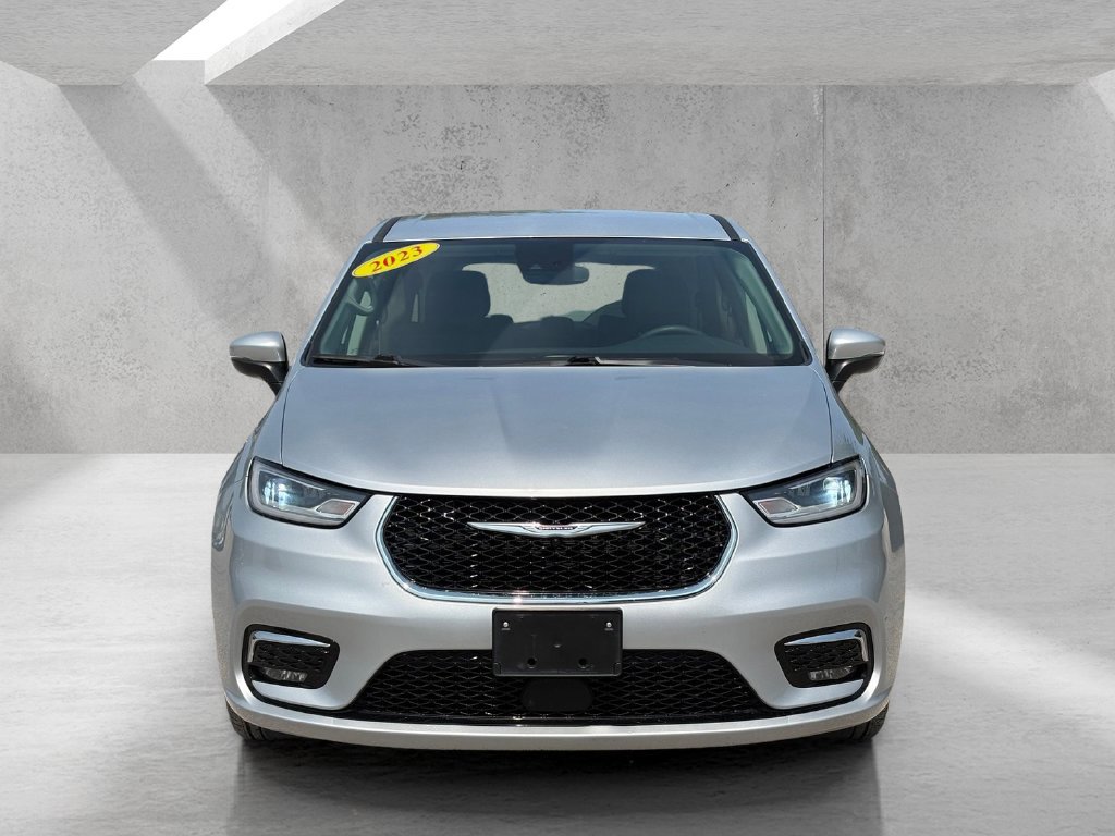 Used 2023 Chrysler Pacifica Touring-L FWD image 2