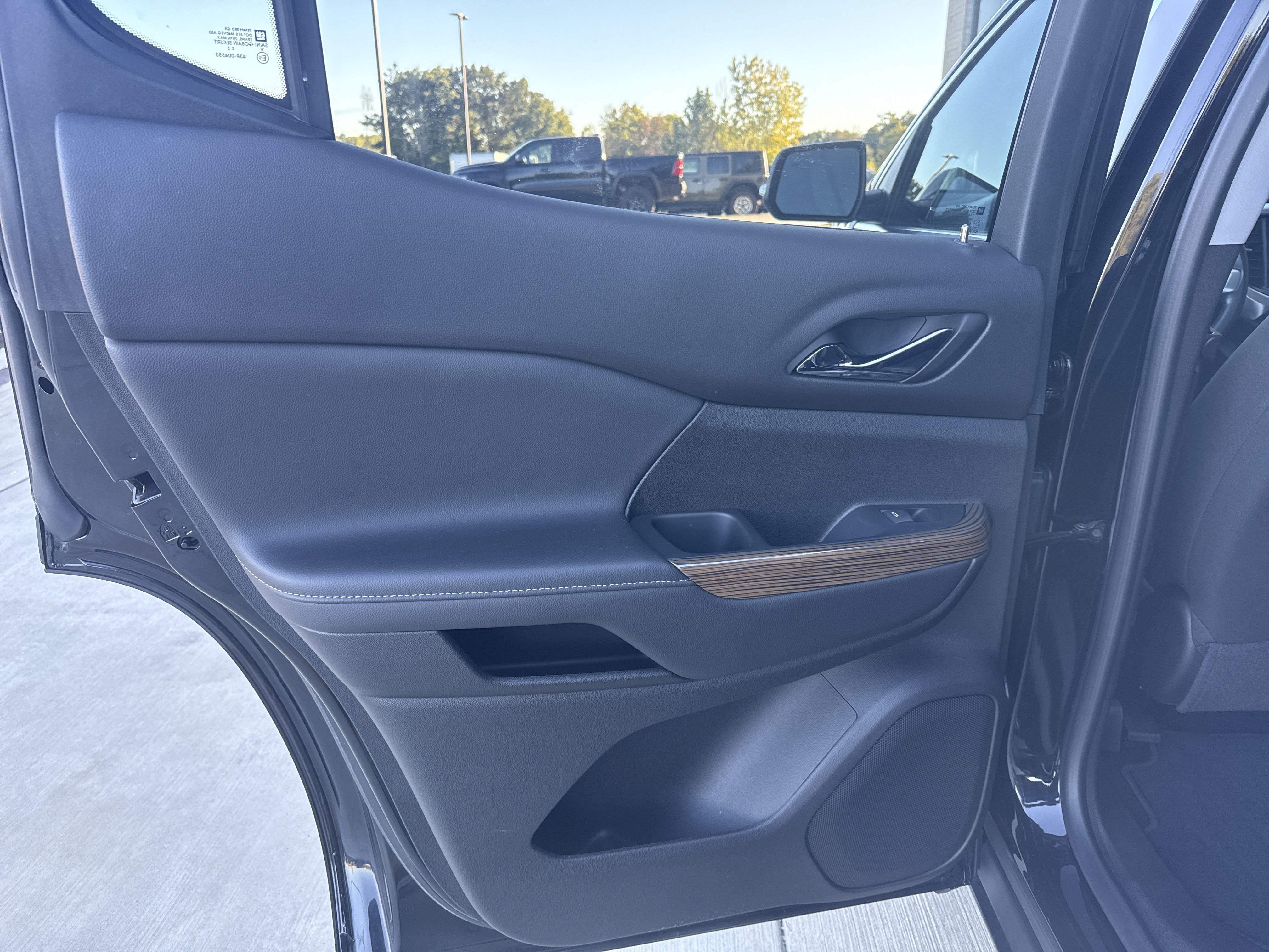Used 2023 GMC Acadia SLE w/ Driver Convenience Package FWD image 14
