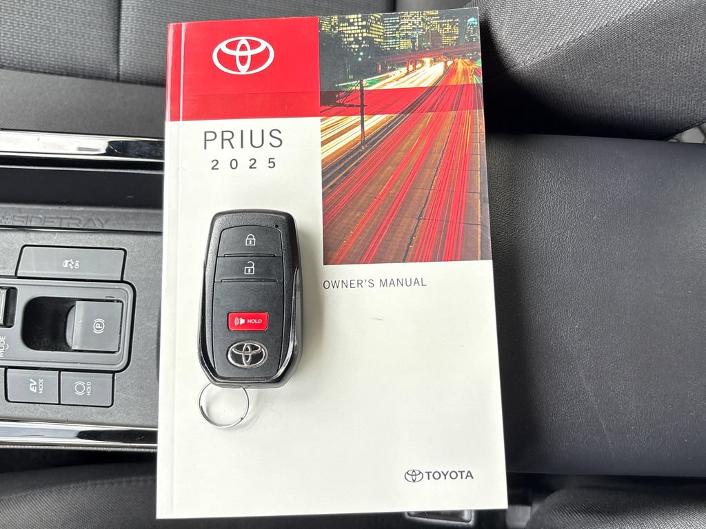 Used 2025 Toyota Prius LE FWD image 21