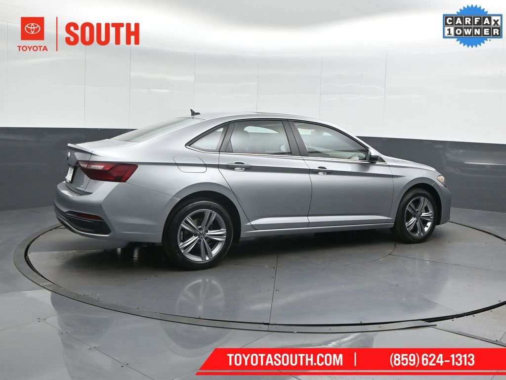 Used 2024 Volkswagen Jetta SE image 3