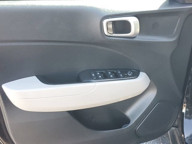 Used 2024 Hyundai Venue SEL FWD image 21
