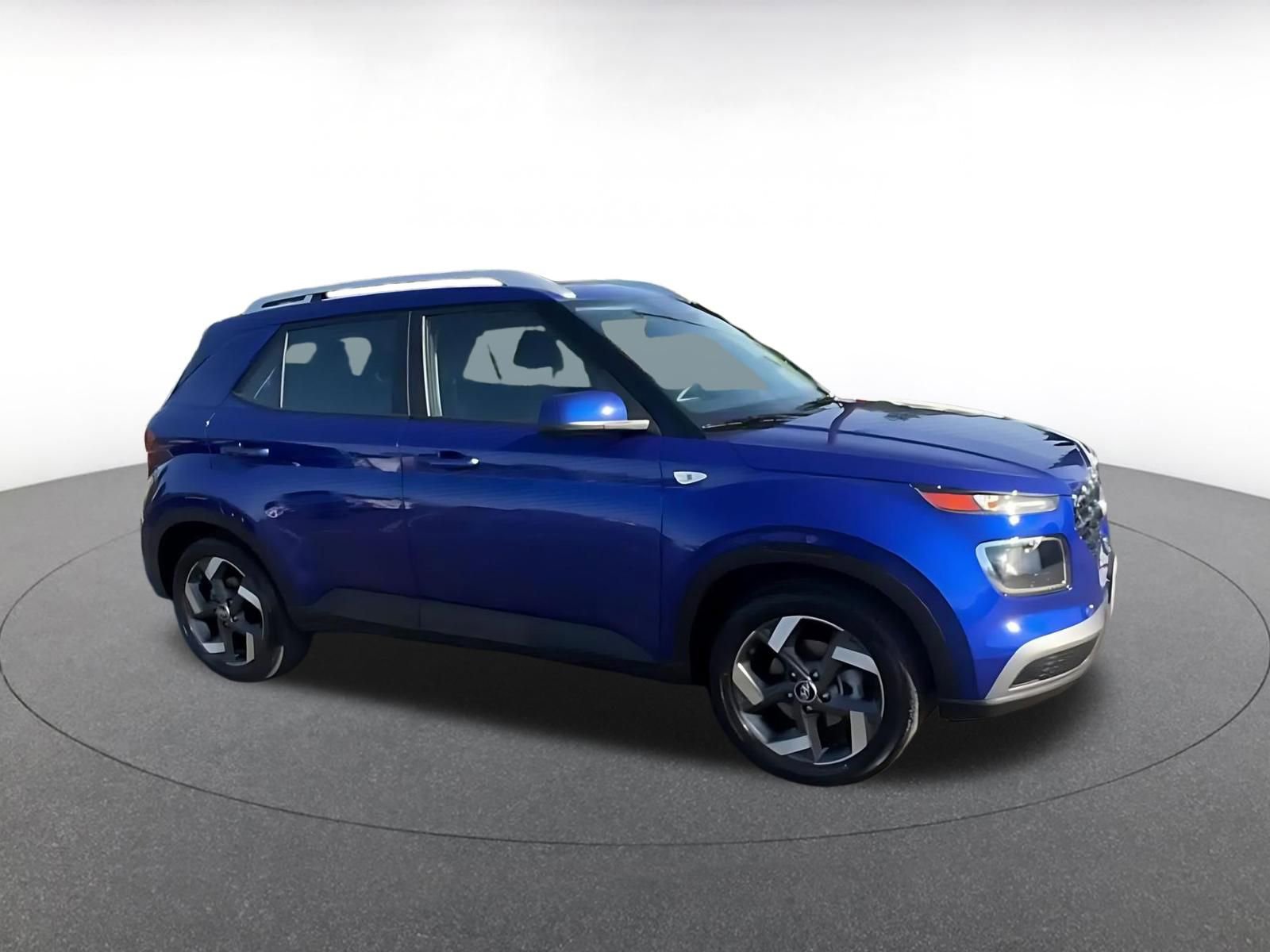 Used 2025 Hyundai Venue SEL video 2